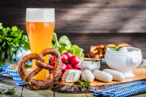 Oktoberfest Mahlzeit Weissbier Und Traditioneles Essen.
