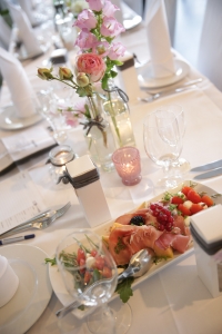 Festtafel mit einer Platte Antipasti